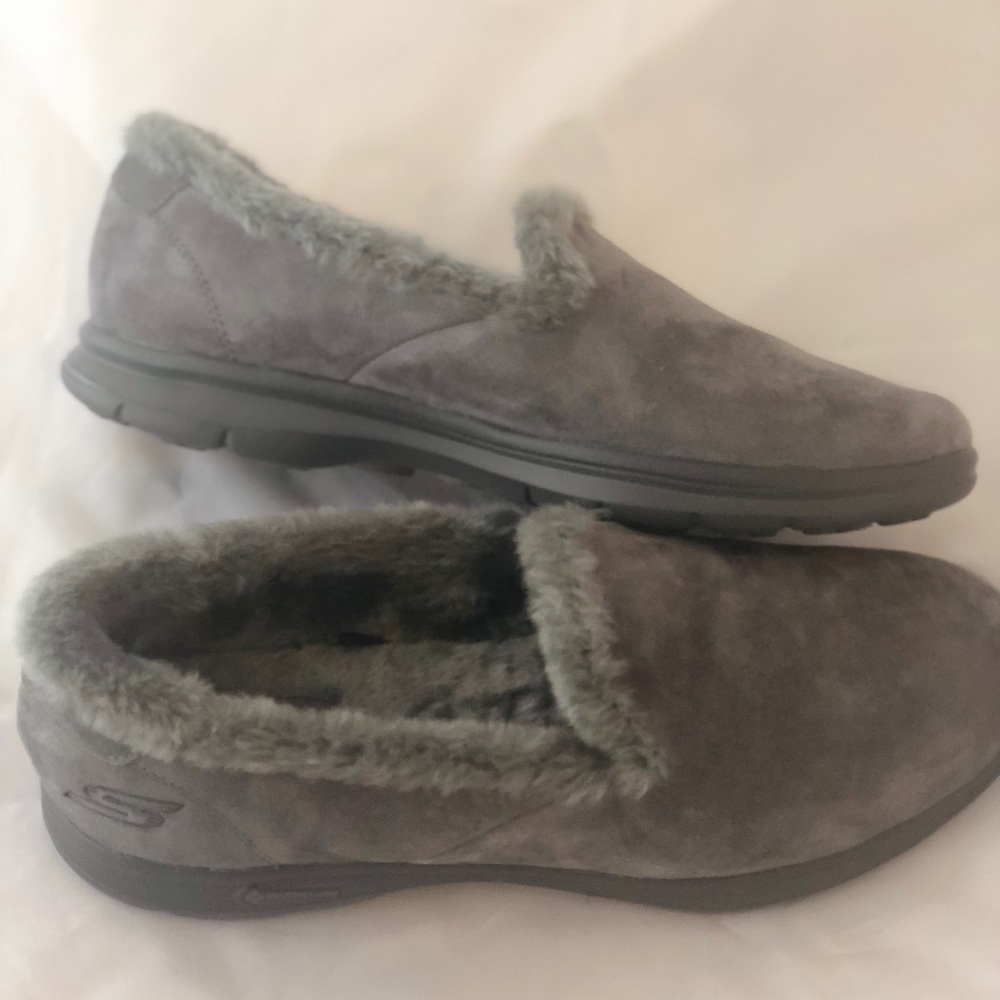 Sketchers Goga Mat technology slippers. Faux fur 9